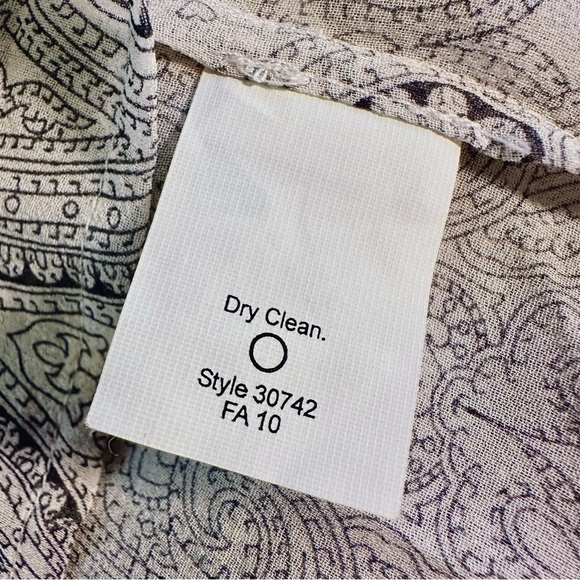 J. Crew 100% Silk ‘Faded Paisley Flouncette Blouse’ in White & Black Size 6 - Picture 11 of 16